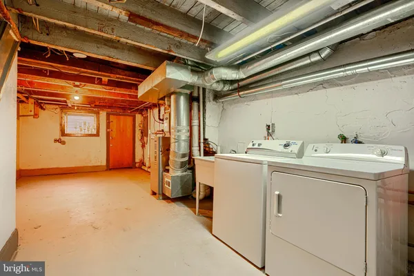 a view of a livingroom with wooden floor and closet