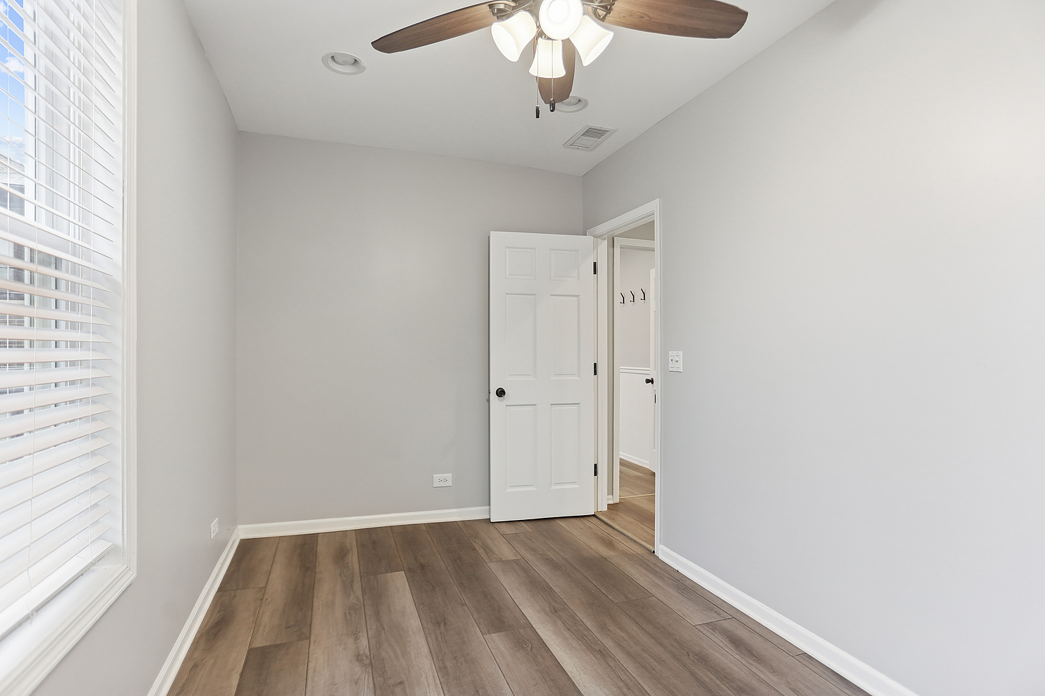 3227 South Wells Street, Unit COACHHOUSE Chicago, IL 60616 - Photo 11 of 18 a view of an empty room with a window