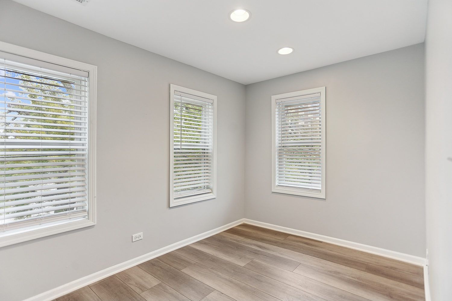 3227 South Wells Street, Unit COACHHOUSE Chicago, IL 60616 - Photo 14 of 18 a view of an empty room with a window