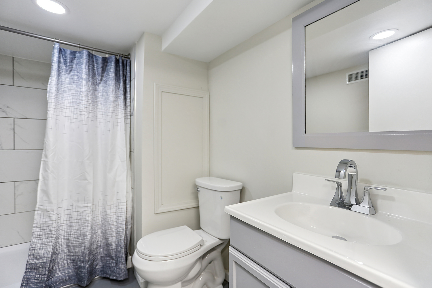 3227 South Wells Street, Unit COACHHOUSE Chicago, IL 60616 - Photo 15 of 18 a bathroom with a sink toilet and shower