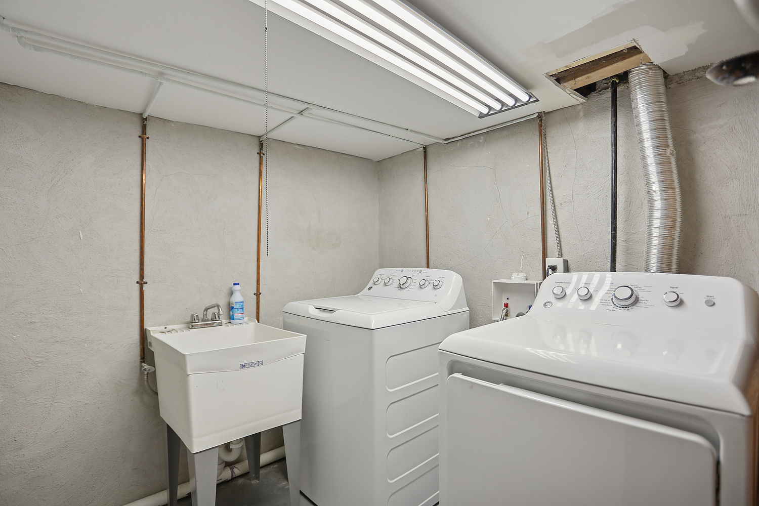 3227 South Wells Street, Unit COACHHOUSE Chicago, IL 60616 - Photo 18 of 18 a utility room with dryer and washer