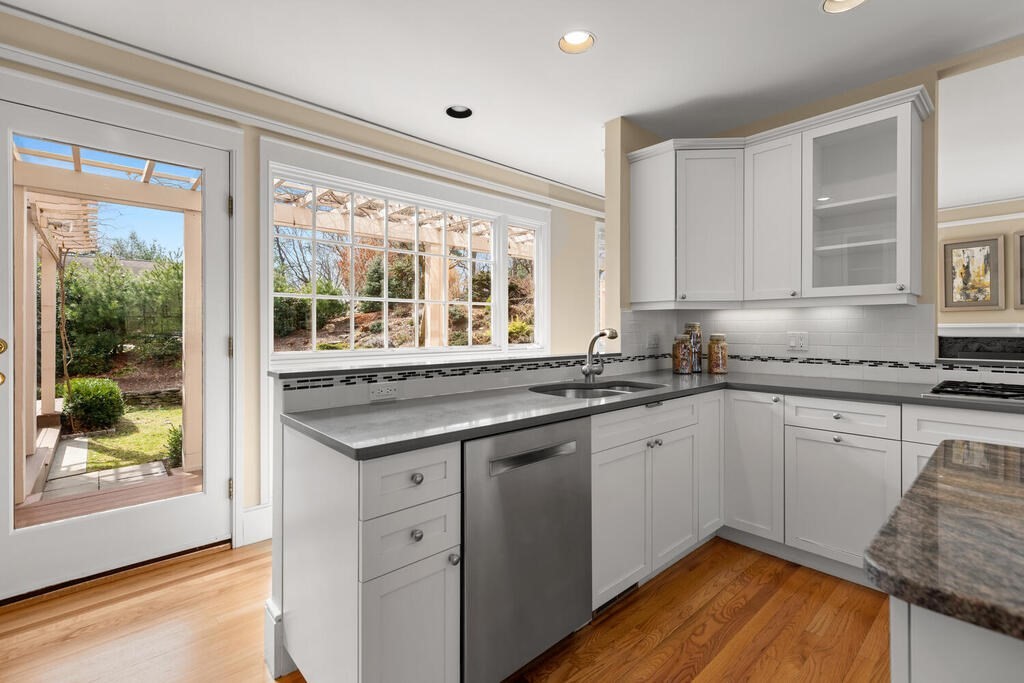 93 Pleasant Street Lexington, MA 02421 - Photo 10 of 34 Gallery Image 10