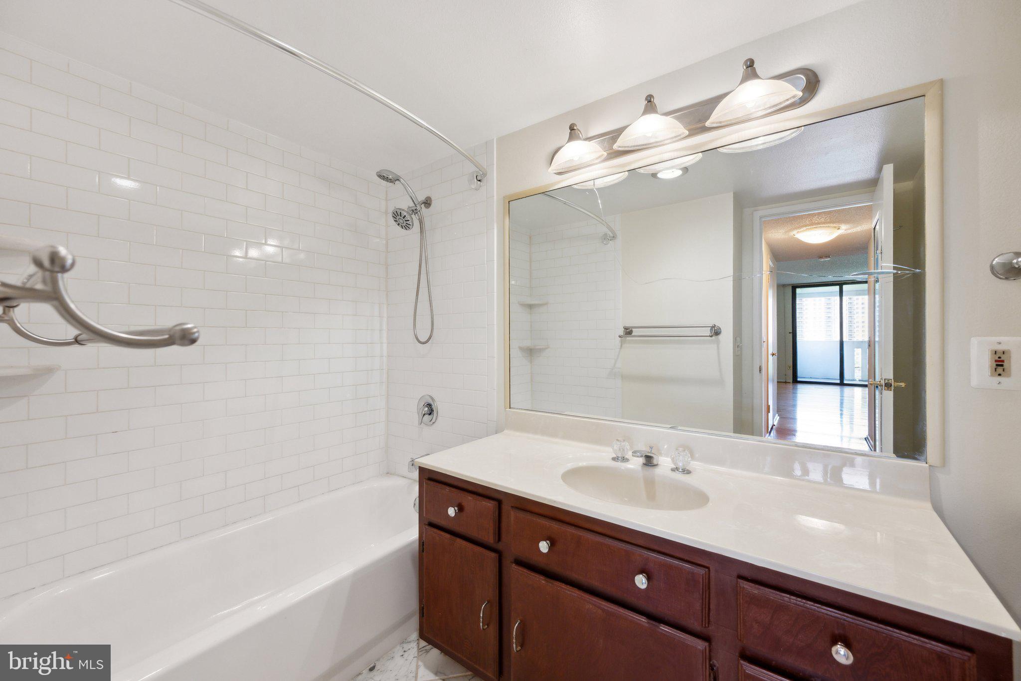 6101 Edsall Road, Unit 1408 Alexandria, VA 22304 - Photo 11 of 25 Primary Bedroom Bath