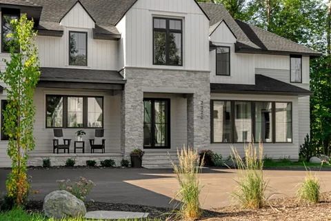 $2,995,900 | 18995 Maple Lane, Deephaven, MN 55331