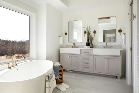 $2,995,900 | 18995 Maple Lane, Deephaven, MN 55331