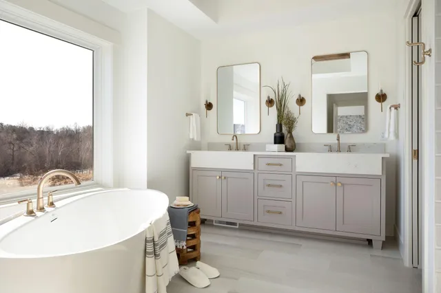 $2,995,900 | 18995 Maple Lane, Deephaven, MN 55331