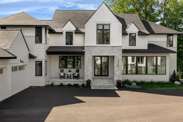 $2,995,900 | 18995 Maple Lane, Deephaven, MN 55331