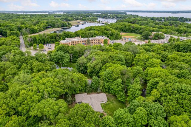 $2,995,900 | 18995 Maple Lane, Deephaven, MN 55331