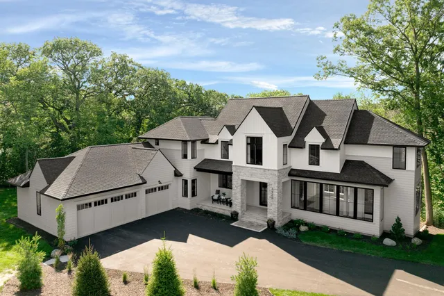 $2,995,900 | 18995 Maple Lane, Deephaven, MN 55331