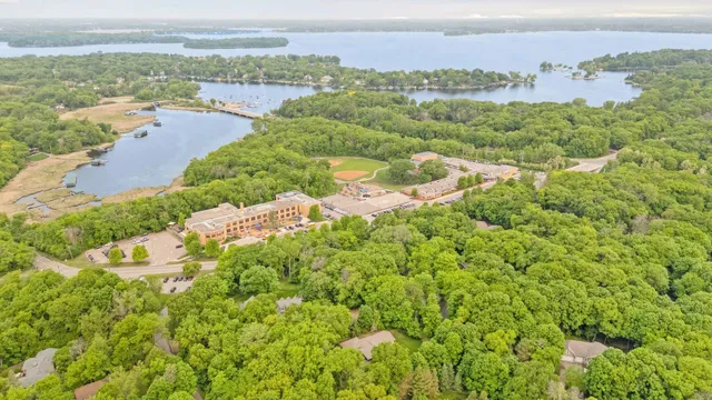 $2,995,900 | 18995 Maple Lane, Deephaven, MN 55331