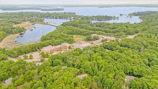 $2,995,900 | 18995 Maple Lane, Deephaven, MN 55331
