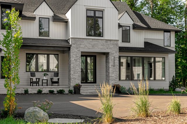 $2,995,900 | 18995 Maple Lane, Deephaven, MN 55331