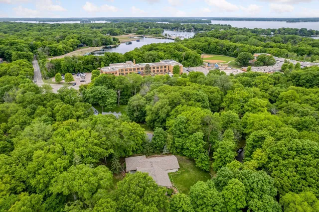 $2,995,900 | 18995 Maple Lane, Deephaven, MN 55331