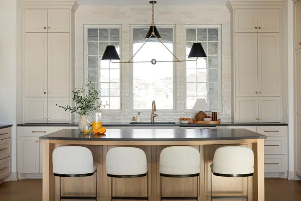 $2,995,900 | 18995 Maple Lane, Deephaven, MN 55331