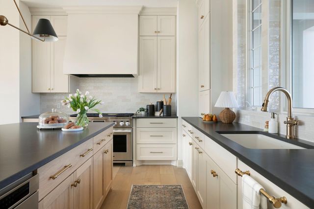 $2,995,900 | 18995 Maple Lane, Deephaven, MN 55331