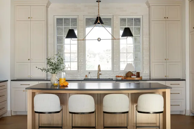 $2,995,900 | 18995 Maple Lane, Deephaven, MN 55331