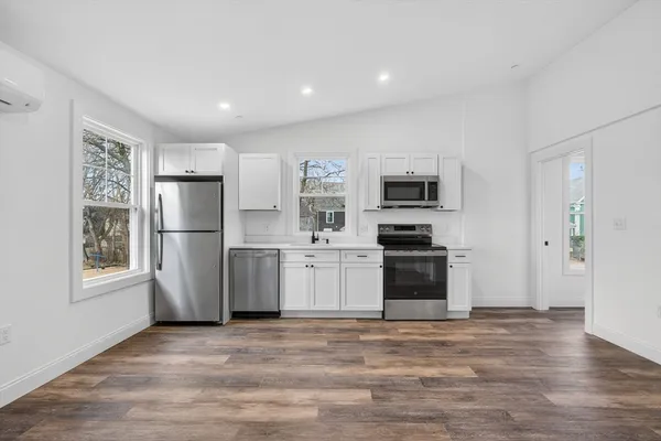 $2,400 | 371 Cabot Street, Unit 203, Beverly, MA 01915