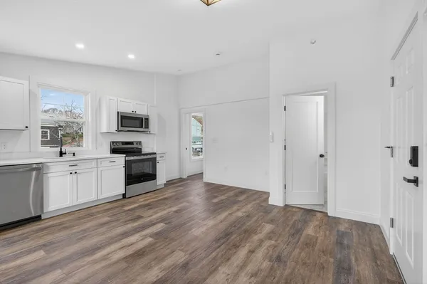 $2,400 | 371 Cabot Street, Unit 203, Beverly, MA 01915