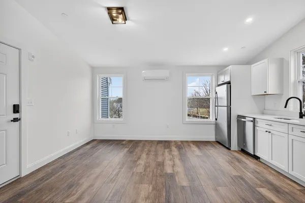 $2,400 | 371 Cabot Street, Unit 203, Beverly, MA 01915