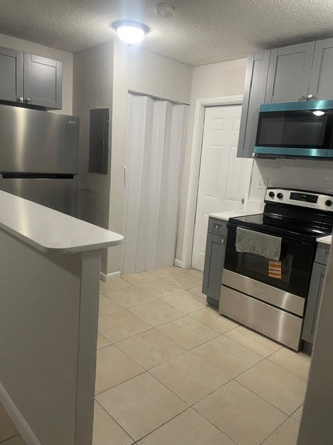 322 Southwest 2nd Street, Unit 3 Pompano Beach, FL 33060 - Photo 4 of 9 Stainless steel appliaces