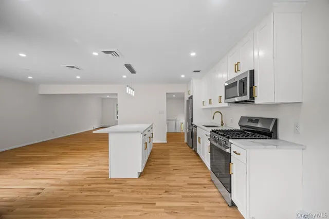 $6,800 | 26 Ravine Road, Great Neck, NY 11023