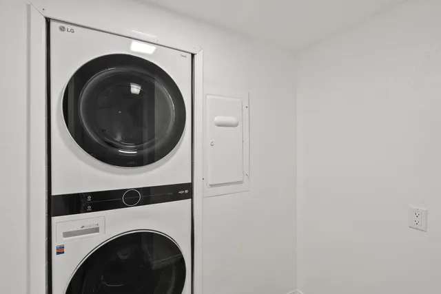 a close up view of a washer and dryer