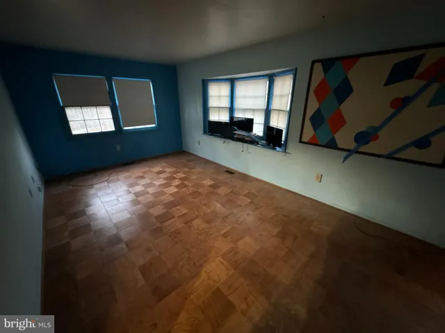 a view of empty room with window