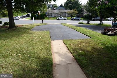 9150 Runaldue Road Manassas, VA 20110 - Photo 2 of 23 Mulyipule cat Drive Way