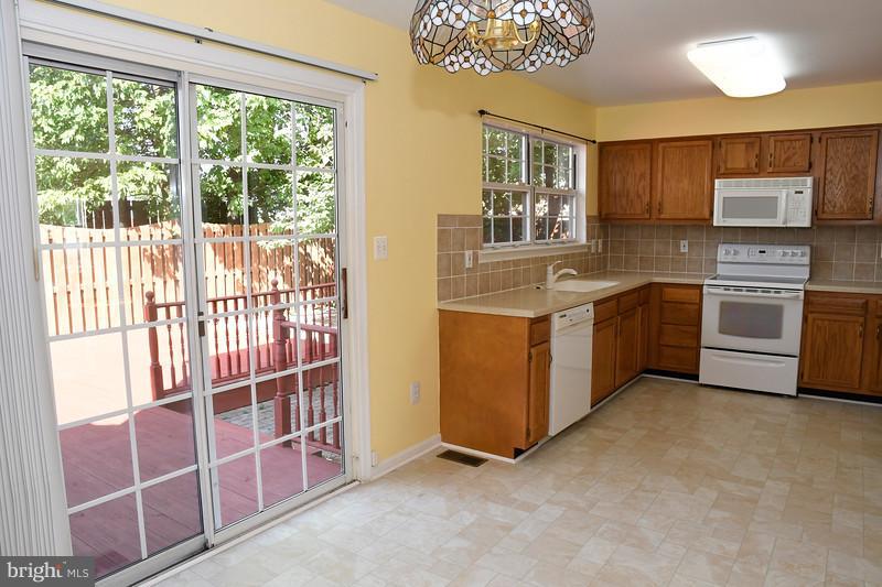 9150 Runaldue Road Manassas, VA 20110 - Photo 5 of 23 Large Kitchen with Eat in Dining