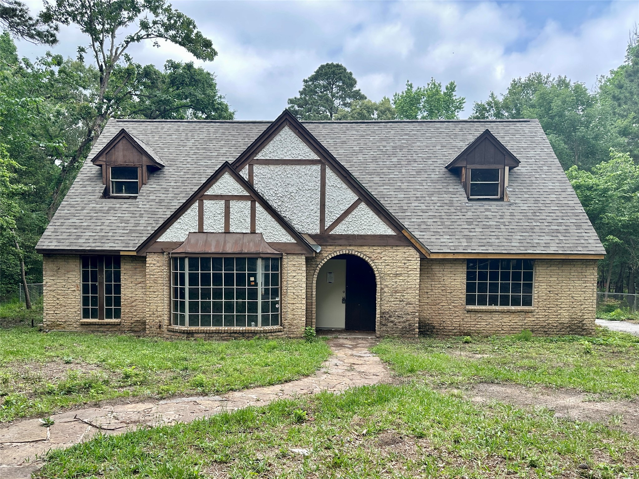 Unleash your creativity in this expansive home that’s bursting with potential! This is your canvas for innovation, ready for a transformative remodel to make it truly your own. Don’t miss the chance to turn your vision into reality!