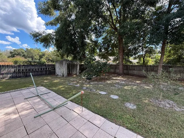 a view of a backyard