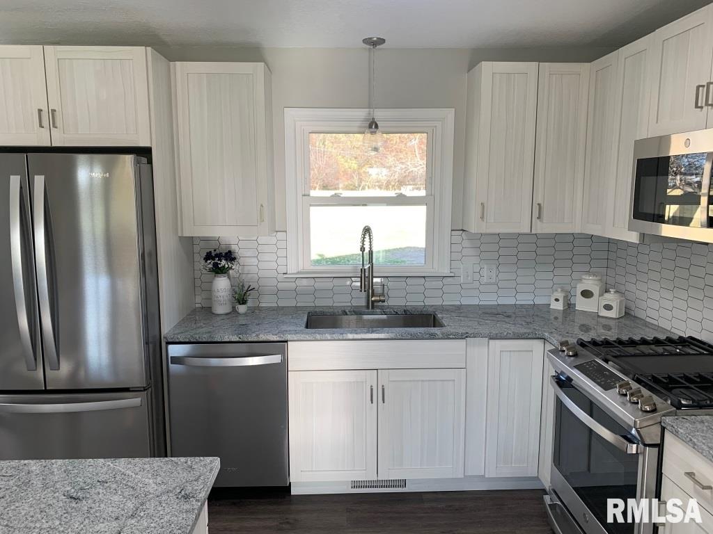 19075 Wells Ferry Road Bettendorf, IA 52722 - Photo 6 of 24 Gallery Image 6