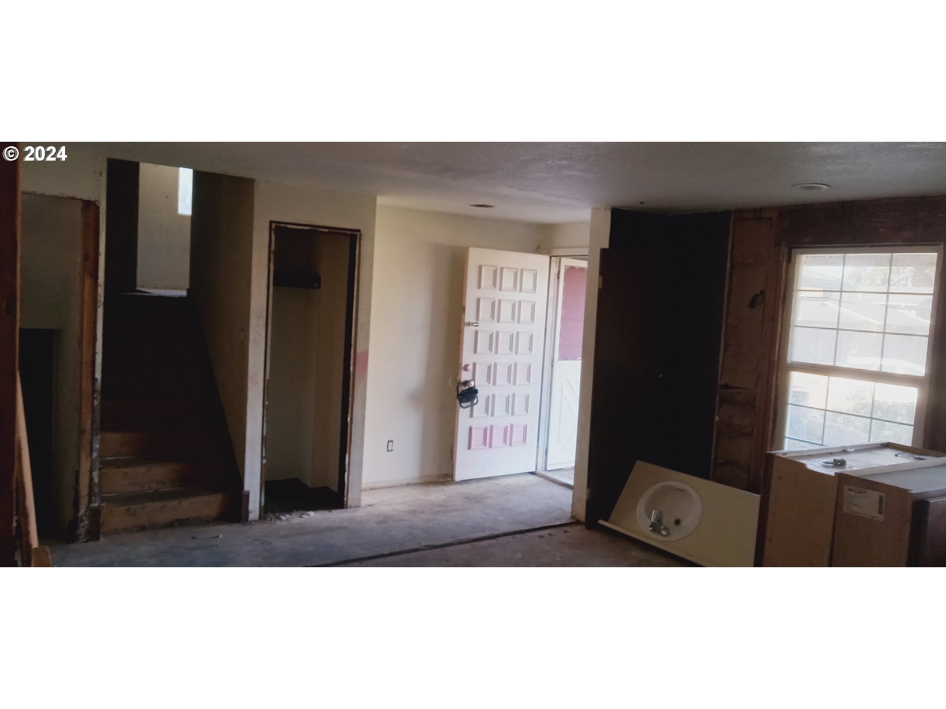 17126 Southeast Bush Street Portland, OR 97236 - Photo 13 of 17 a view of an empty room and window