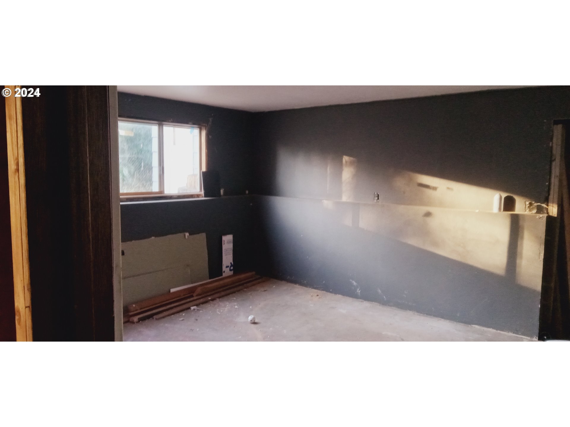 17126 Southeast Bush Street Portland, OR 97236 - Photo 17 of 17 a view of an empty room and window