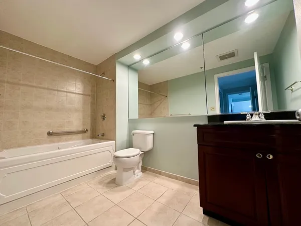 $4,200 | 1 Nassau Street, Unit 2007, Boston, MA 02111