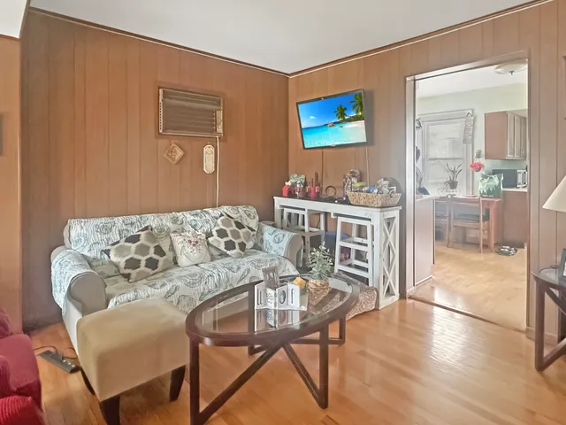 $325,000 | 5015 West Cornelia Avenue, Chicago, IL 60641