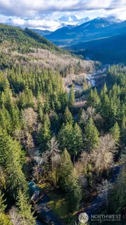 a view of a houses with a yard