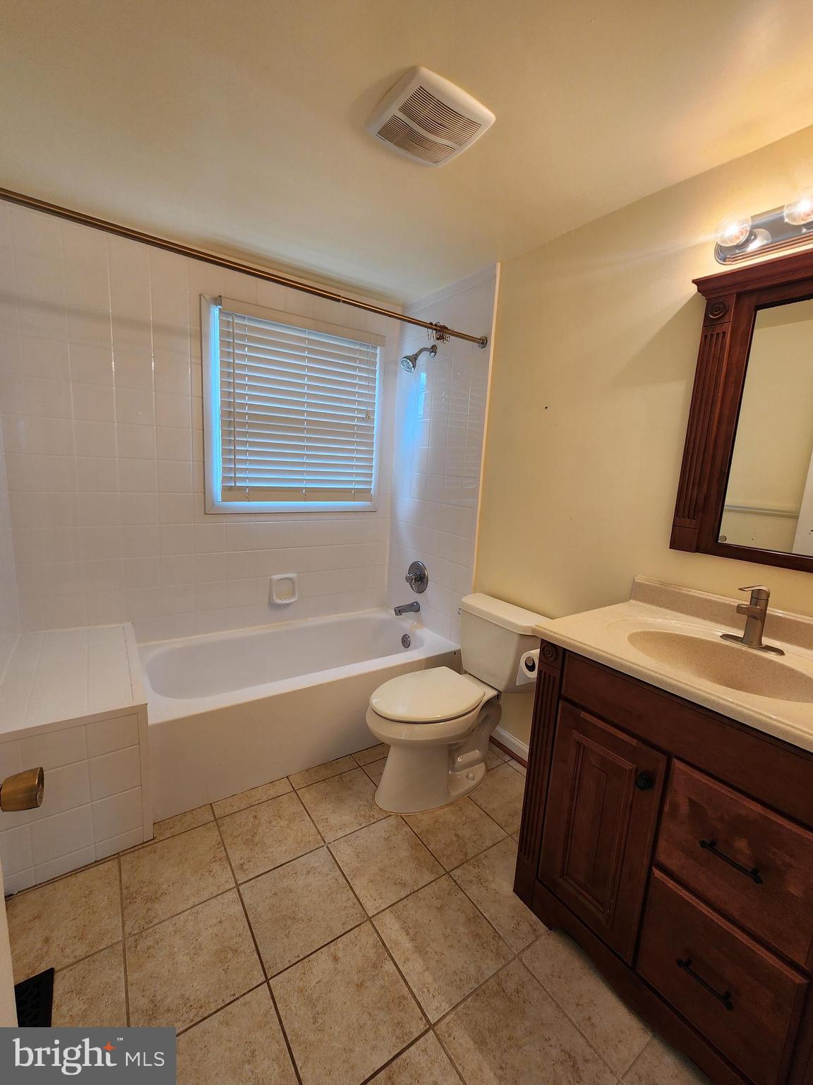 13171 Morning Spring Lane Fairfax, VA 22033 - Photo 28 of 34 a bathroom with a toilet a sink a mirror and a bathtub