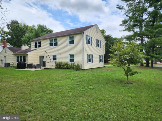 a view of a house with backyard