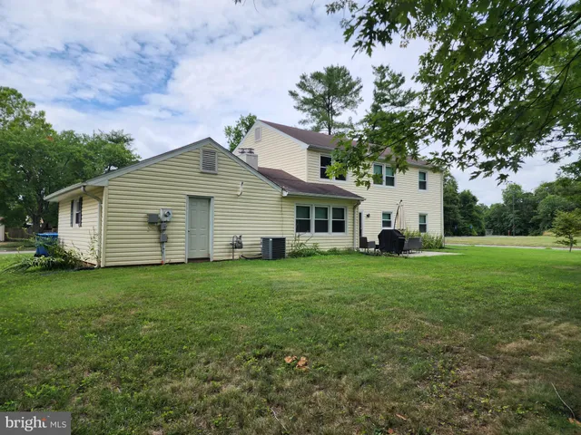 a view of a house with backyard