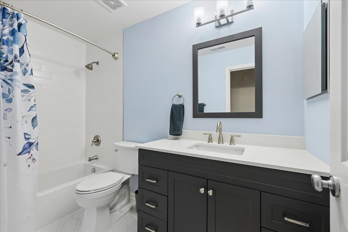 327 Shelbourne Road Volo, IL 60073 - Photo 18 of 43