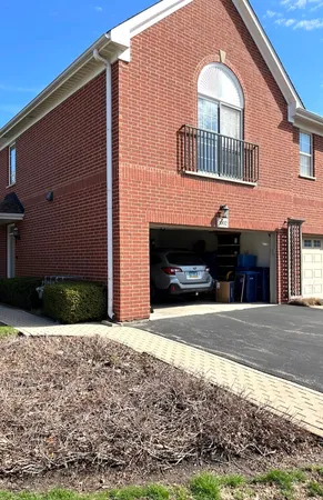 $435,900 | 1002 Kensington Drive, Unit 17E1, Northbrook, IL 60062