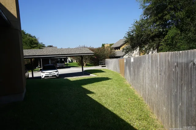 a view of a yard with a house