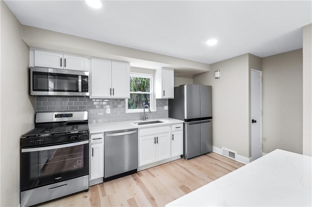 1313 Greentree Road Pittsburgh, PA 15220 - Photo 3 of 18 Gallery Image 3