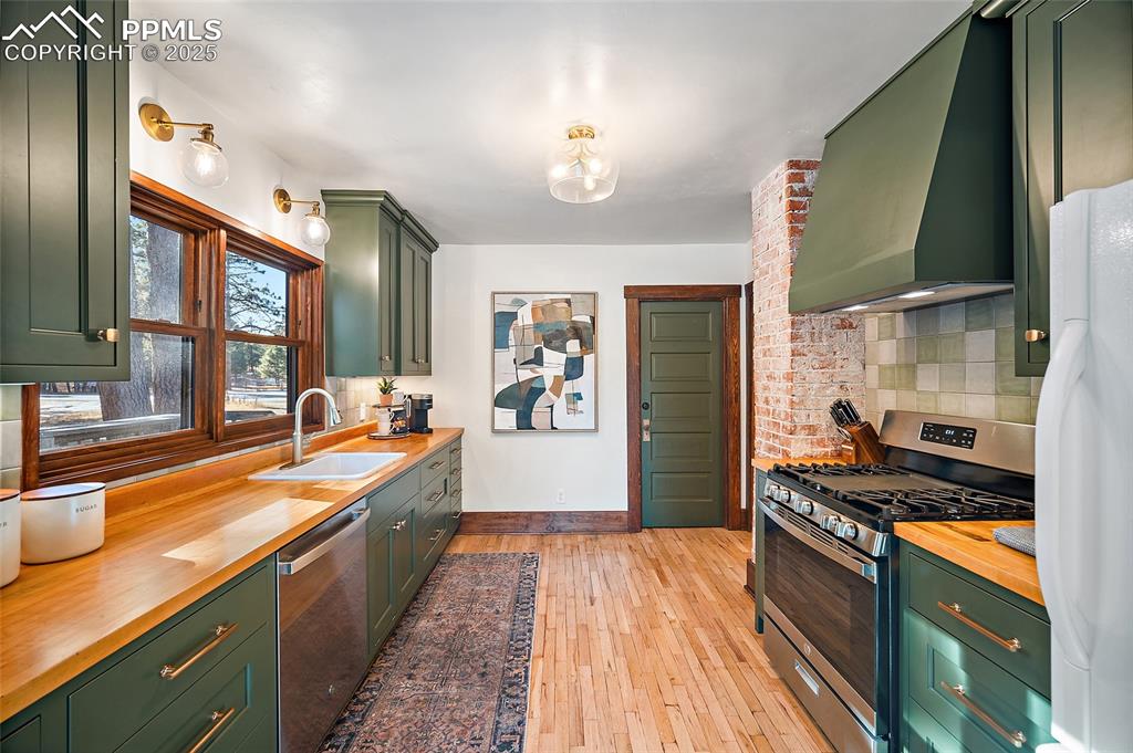 12375 Meridian Road Elbert, CO 80106 - Photo 3 of 40 Custom Riverwood Mills cabinets