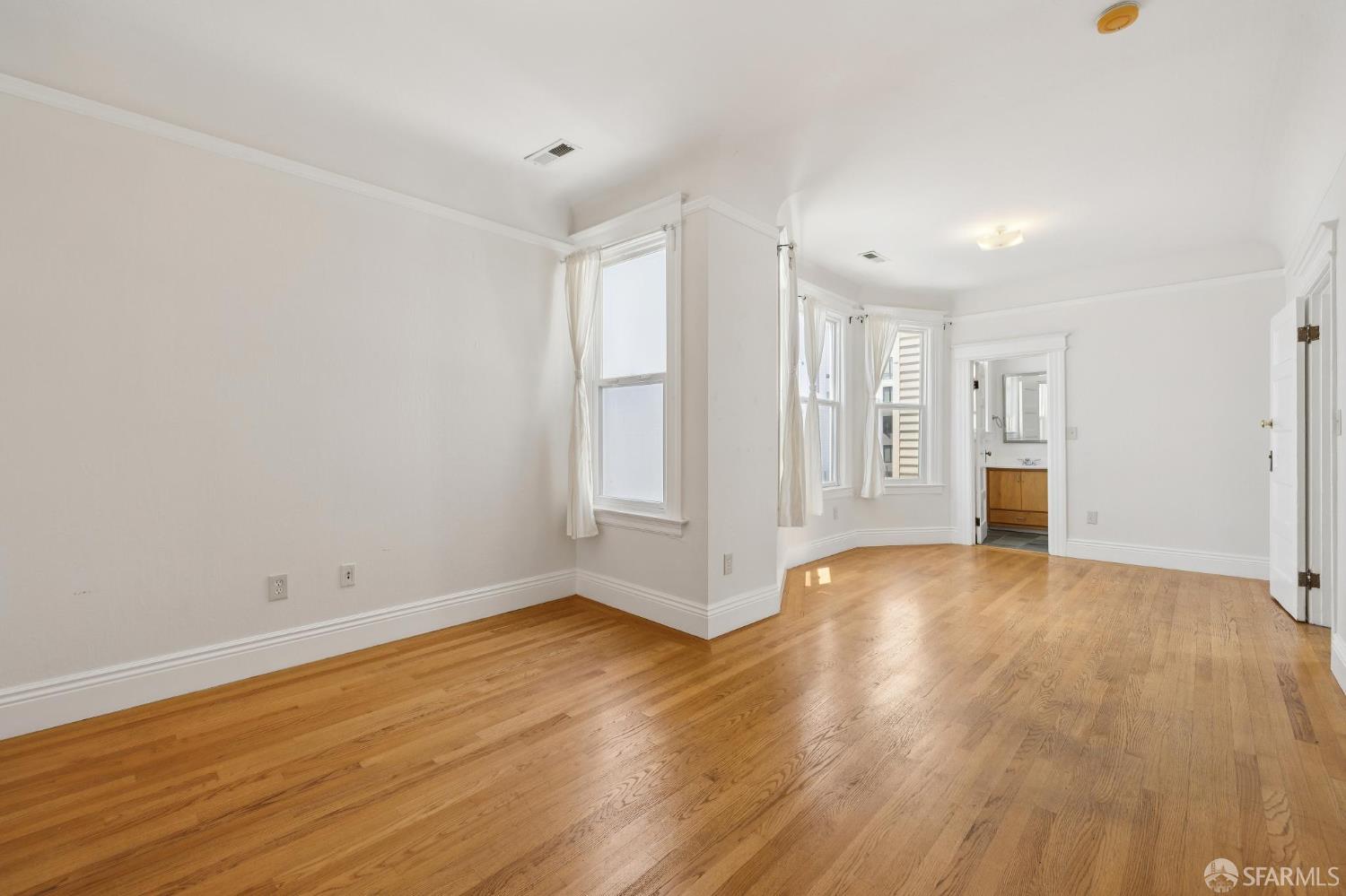 984 Harrison Street San Francisco, CA 94107 - Photo 20 of 34 a view of empty room with wooden floor and refrigerator