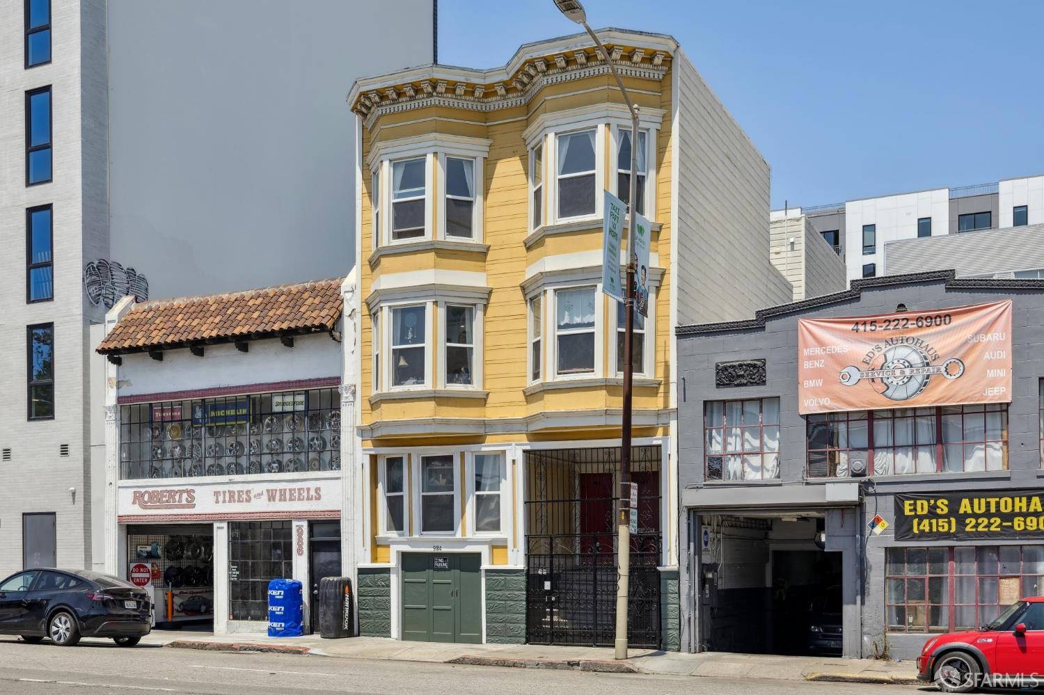 984 Harrison Street San Francisco, CA 94107 - Photo 2 of 34 a front view of a building with street