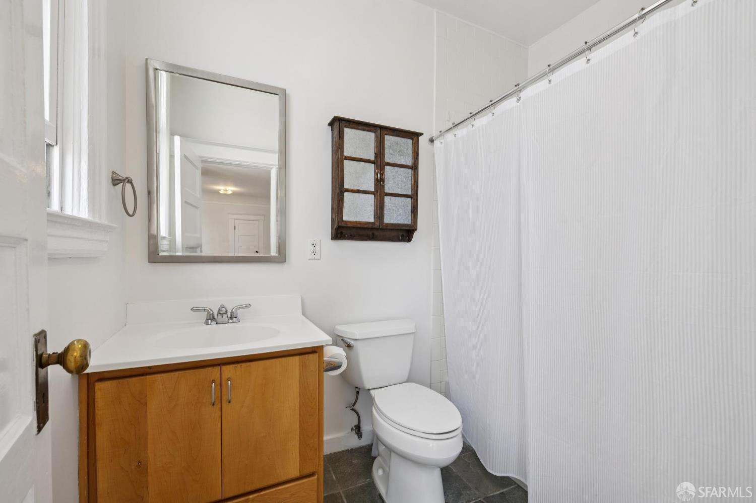 984 Harrison Street San Francisco, CA 94107 - Photo 21 of 34 a bathroom with a toilet sink and mirror