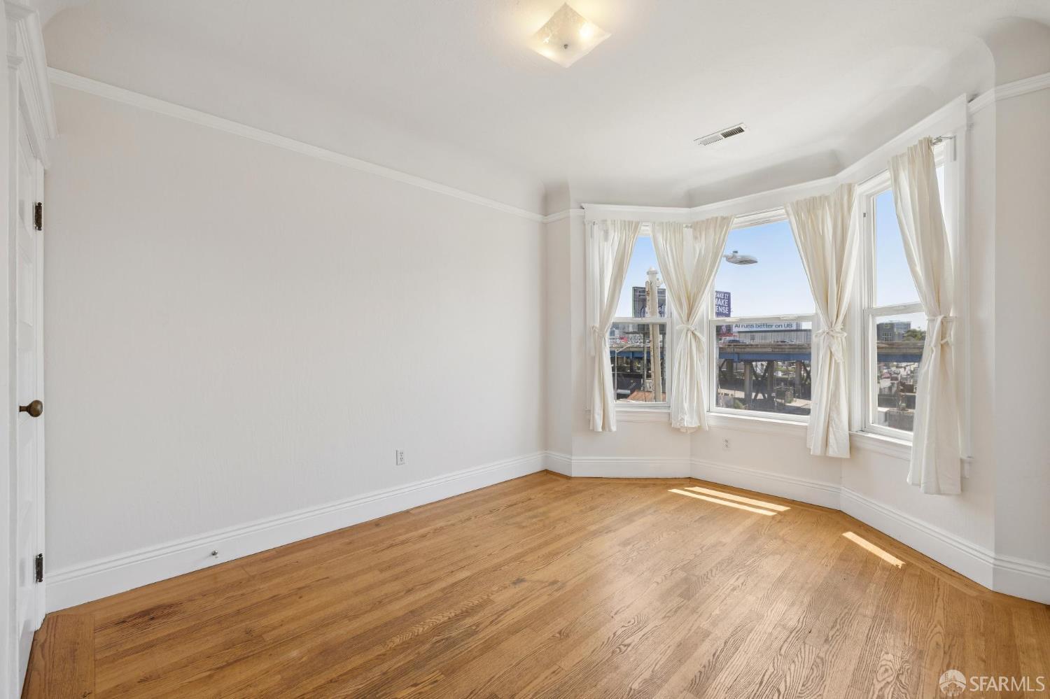 984 Harrison Street San Francisco, CA 94107 - Photo 25 of 34 a view of empty room with wooden floor and fan