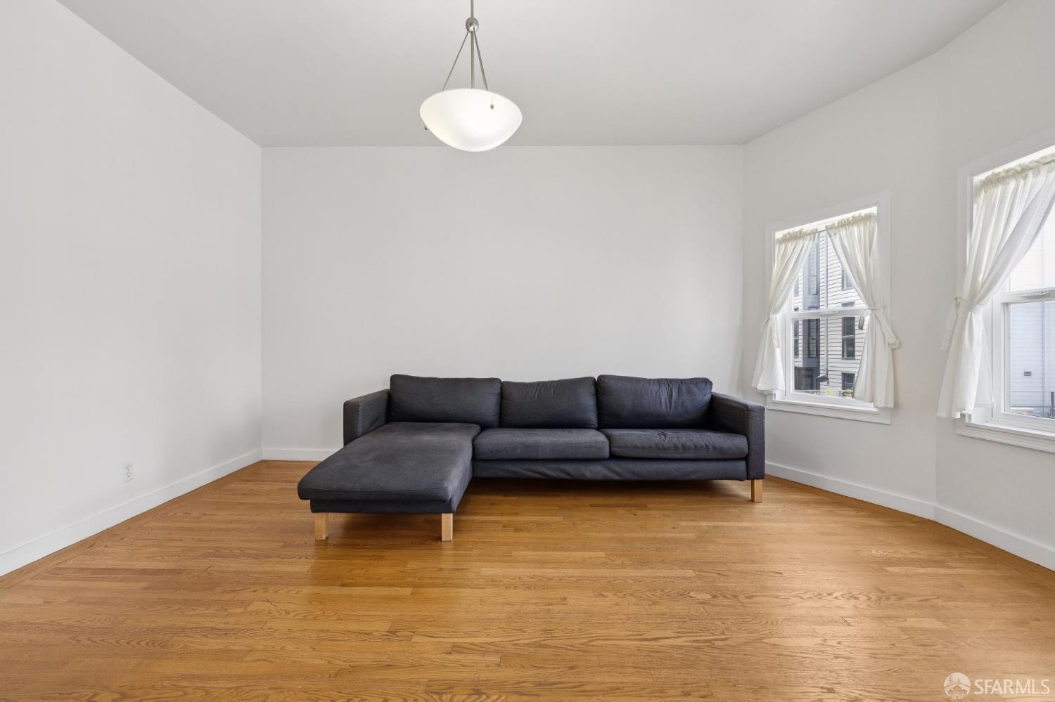 984 Harrison Street San Francisco, CA 94107 - Photo 7 of 34 a living room with furniture and a flat screen tv